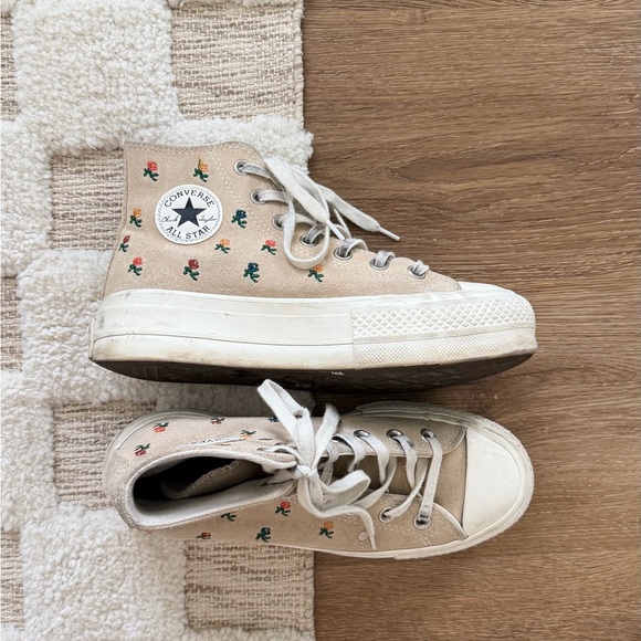 Converse Platform High in Embroidered Roses - Picture 2 of 6